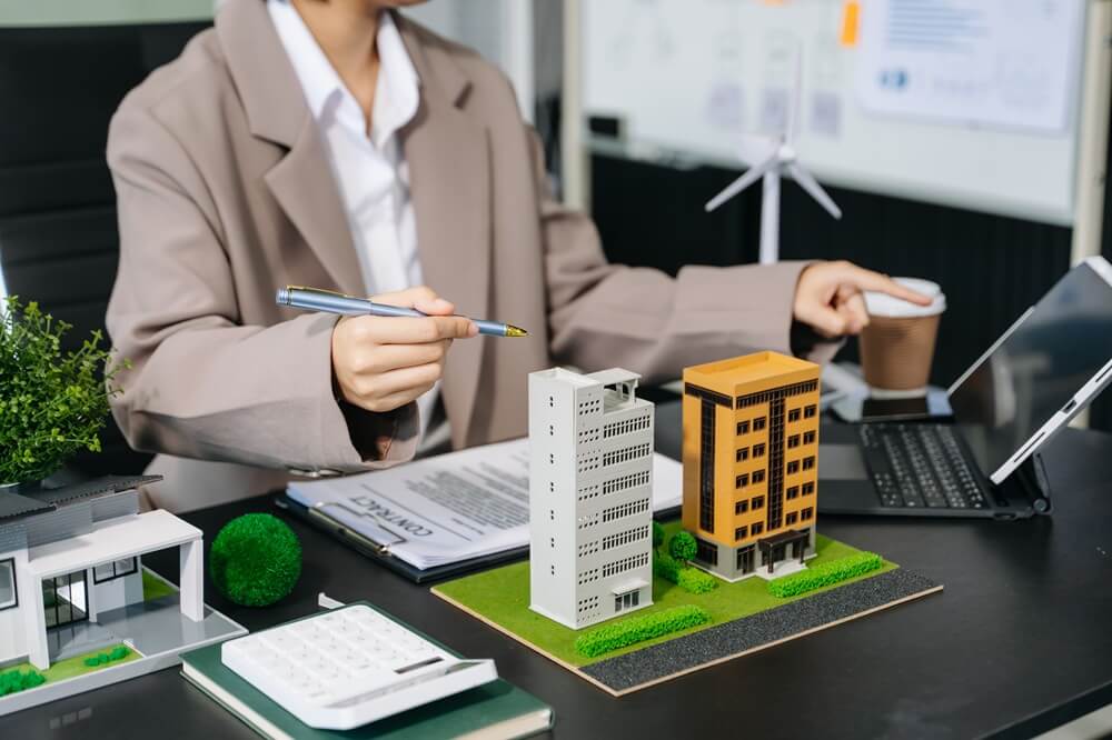 real-estate-broker-agent-presenting-and-consult-to-2026-01-05-23-24-55-utc